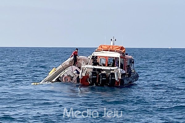 21일 오전 서귀포 문섬 남쪽 해상에서 낚시객을 태운 모터보트가 침몰해 해경이 구조하고 있다. [서귀포해양경찰서]