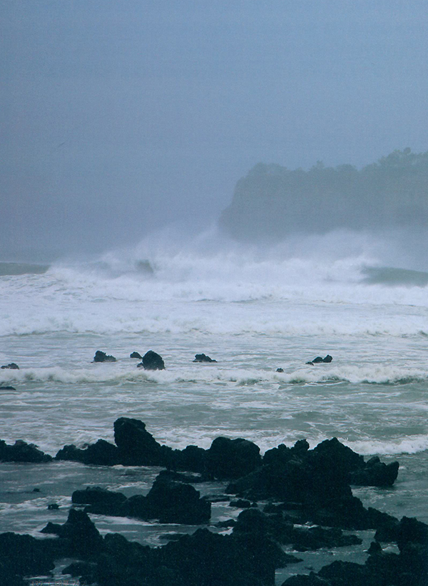 태풍을 맞는 서귀포 바다. '태풍서귀'는 코로나이후 제주여행의 새로운 패턴을 말한다.