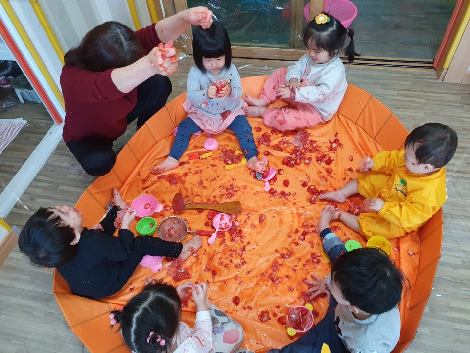 동남어린이집 원생들이 딸기 오감 만족 놀이를 하면서 즐거운 시간을 보내고 있다(사진 고기봉 기자)