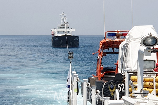 제주해양경찰서 500t급 경비함정이 6일 오전 제주해상에서 표류하던 파나마 국적 화물선 A호(2700t, 승선원 13명)를 예인하고 있다. [제주해양경찰서]