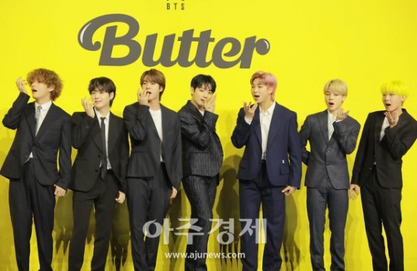 그룹 방탄소년단(BTS)이 21일 오후 서울 송파구 올림픽공원 올림픽홀에서 열린 디지털 싱글 'Butter' 발매 기념 글로벌 기자간담회에 참석해 포즈를 취하고 있다.[유대길 기자, dbeorlf123@ajunews.com]