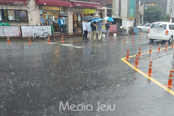 27일 장마전선의 영향권에 든 제주시 지역에 비가 내리고 있다.  © 미디어제주