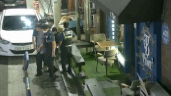 지난 5일 새벽 제주 CCTV통합관제센터에 포착된 취객 대상 절도범 검거 모습. [제주특별자치도]