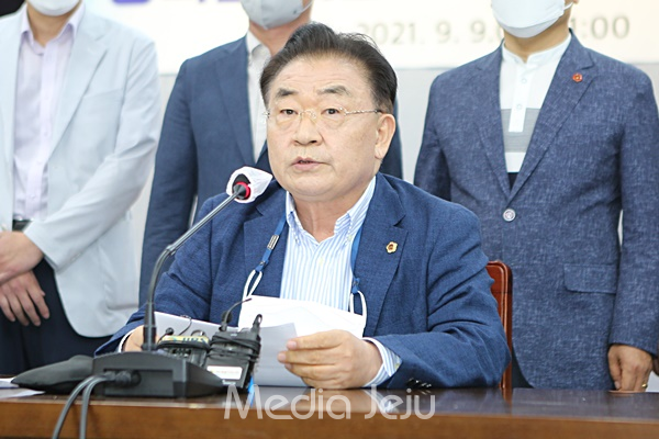 제주도의회 김태석 의원이 9일 기자회견에서 내년 지방선거에 제주도지사 후보로 출마 의사를 피력하고 있다. © 미디어제주