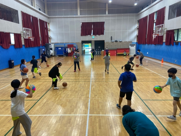 동남초등학교에서 진행되고 있는 학교스포츠클럽 농구 교실. 제주특별자치도교육청