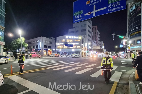 지난 28일 저녁 서귀포시 천지동주민센터 교차로 주변에서 이륜차 불법 운행에 대한 행정과 경찰의 합동 단속이 시행됐다. [서귀포시]