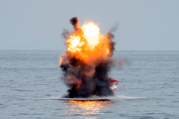 16일 제주 해상에서 진행된 드론 테러 대비 합동 훈련 현장 모습. 훈련용 드론이 해상에 설치한 표적을 폭파시키는 모습이다.
