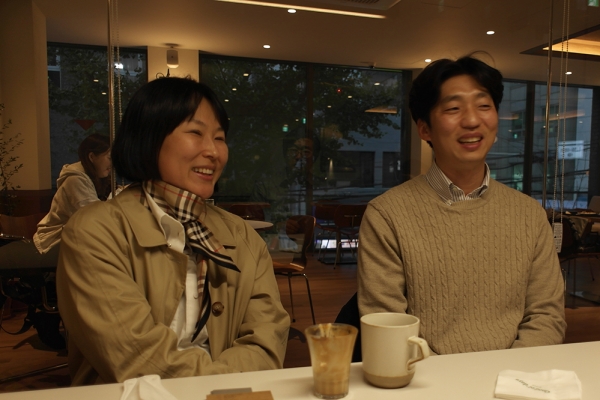 부산에서 활동하는 엠오씨의 황현혜 신주영 건축가(사진 왼쪽부터). 인터뷰는 그들이 설계한 부산 중구에 있는 '굿올데이즈 호텔&카페'에서 진행됐다. 미디어제주