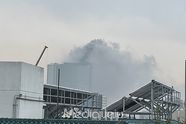제주 최고층 건축물인 제주 드림타워 복합리조트 옥상에서 14일 오후 화재가 발생, 검은 연기가 나고 있다.