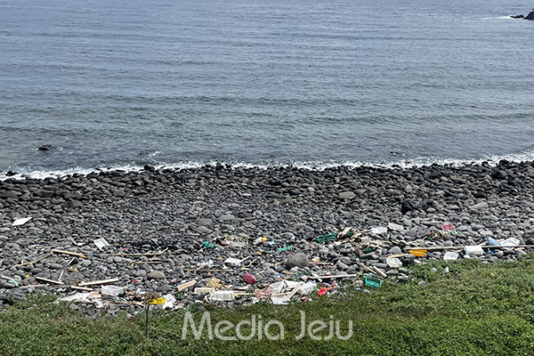 지난 13일 서귀포시 하예동 하예포구 인근의 한 해변 모습. 해안가가 각종 쓰레기로 뒤덮여 있다.