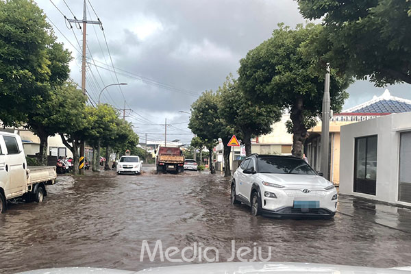 서귀포시 대정읍의 한 마을 길 도로가 빗물에 잠겨 있다. 이날 오전 대정읍에는 시간당 74.5mm의 폭우가 쏟아지면서 곳곳에서 침수 피해가 이어졌다. /사진=독자제공