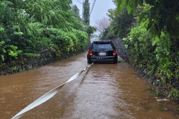 제11호 태풍 '힌남노'의 영향으로 5일 제주에 많은 비가 내린 가운데, 제주시 아라동에서 도로에 가득찬 빗물에 차량이 고립돼 있다. /사진=제주소방안전본부.