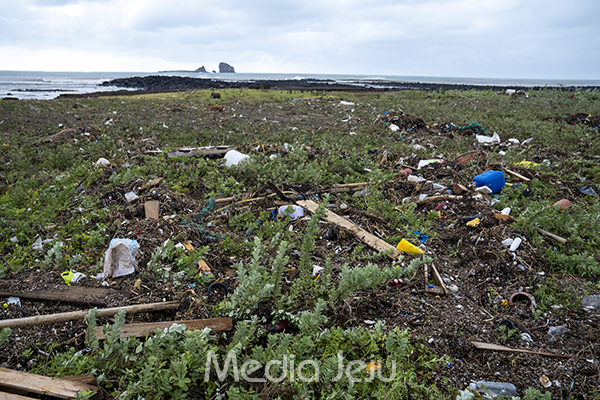 제11호 태풍 '힌남노'가 제주를 지나가고 난 후 서귀포시 대정읍 사계리 해안의 해안사구 위로 떠밀려온 쓰레기들이 쌓여 있다.
