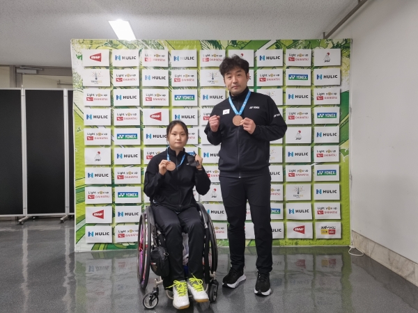 일본 세계장애인배드민턴 선수권대회 메달 주인공들. 왼쪽부터 정겨울 신경환.