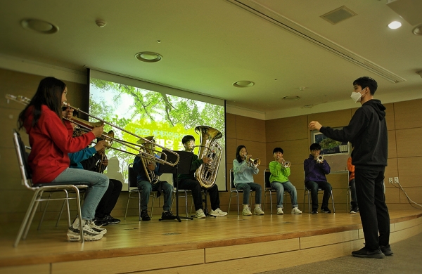 북콘서트 자리에서 공연을 하고 있는 선흘초 학생들. 미디어제주