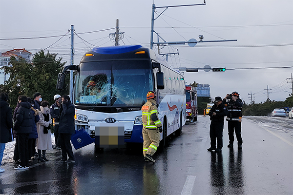 23일 오후 서귀포시 중문동에서 버스끼리 추돌하는 사고가 발생, 경찰과 소방당국이 현장수습에 나서고 있다. /사진=제주소방안전본부.