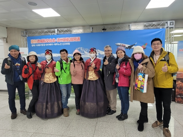 제주관광공사가 지난 24일 신규 취항에 나선 티웨이항공으로 제주공항에 도착한 대만 관광객들을 위한 환영행사를 개최했다. /사진=제주관광공사