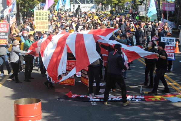 28일 오후 제주도청 앞에서 열린 '후쿠시마 핵 오염수 방류 반대 전국대회' 모습.