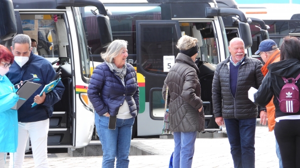 독일 국적 선사의 크루즈선 아마데아호에서 하선한 승객들이 전세버스 탑승을 위해 기다리고 있다.