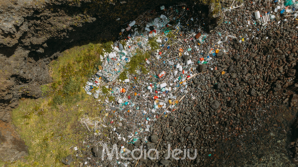 지난해 8월 제주시 한경면 차귀도의 북서쪽 해안가에 많은 양의 쓰레기가 떠밀려와 있다. /사진=사진작가 최진성(@runningphotograph)