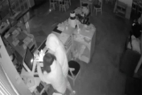 제주시내 한 식당에서 도내 고등학생인 A(16)양과 B(16)양, C(17)군 등이 현금 등을 훔치는 모습이 담긴 CCTV. /사진=제주서부경찰서.