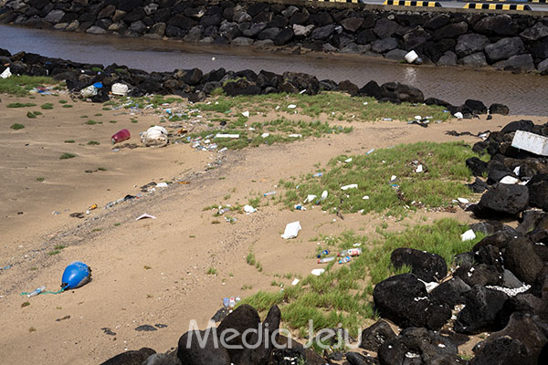 제주 서귀포시 대정읍 신도포구 인근 해안에 많은 양의 해양 쓰레기가 밀려와 있다./사진=미디어제주.