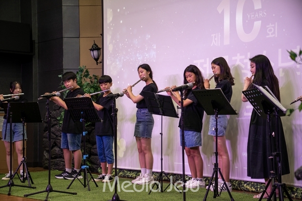 제10회 전국 청소년 음악캠프 발표회가 30일 오후 제주교육박물과 뮤지엄극장에서 열린 가운데, 청소년들이 플룻 공연을 펼치고 있다. /사진=미디어제주.