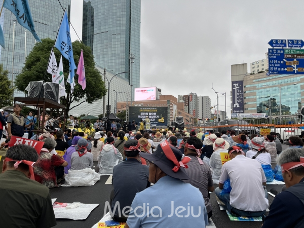후쿠시마 핵 오염수 방류 중단을 촉구하는 ‘제주범도민대회’가 일본영사관이 있는 노형오거리에서 개최됐다.