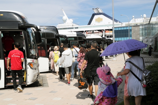 중국발 국제 크루즈가 6년 5개월만에 다시 제주항에 입항, 도착한 관광객들이 버스에 탑승하고 있는 모습. /사진=제주특별자치도