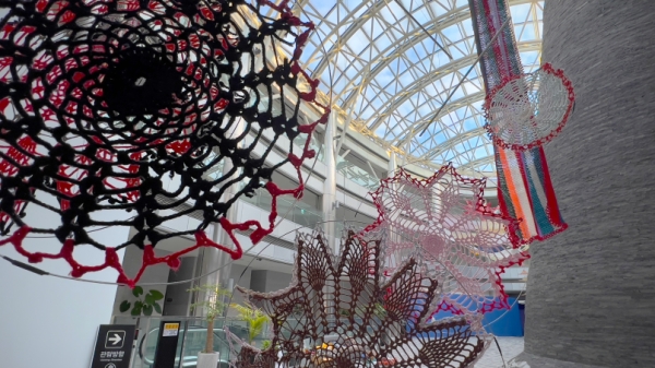 전시장에 설치된 작품 '등대'. 김동일 할머니가 평생 뜬 132개의 뜨개를 다양한 형태로 걸어서 표현하고 있다.