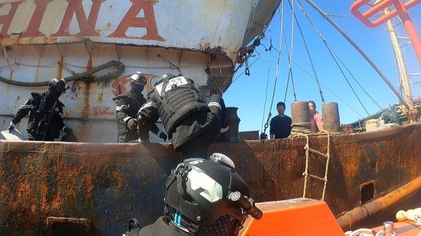 해경이 중국의 불법조업 어선을 조사하는 모습/사진=제주지방해양경찰청