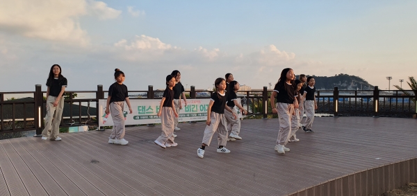 송산청소년문화의집 청소년 자원봉사자들이 자구리 공원을 찾은 시민과 관광객에게 건강 댄스를 가르쳐주고 있다./사진=서귀포시자원봉사센터