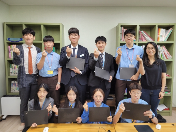 ※사진설명(사진=초록우산어린이재단 제주지역본부)사진 1) NLCS Jeju CS For all 동아리 학생들이 지역아동센터에 방문하여 노트북을 전달하고 기념촬영을 하고 있다.