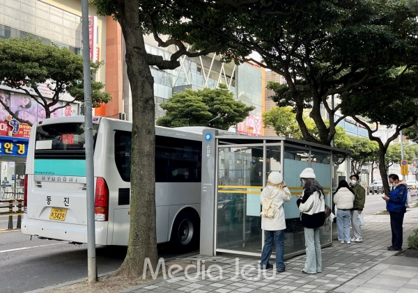 중국인 MZ세대 여행객들이 제주시 연동 버스정류소에서 버스를 기다리고 있는 모습. /사진=미디어제주