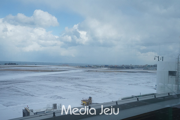 사진은 올해 초 많은 눈으로 활주로에 눈이 쌓여 마비됐던 제주국제공항 전경. /사진=미디어제주.