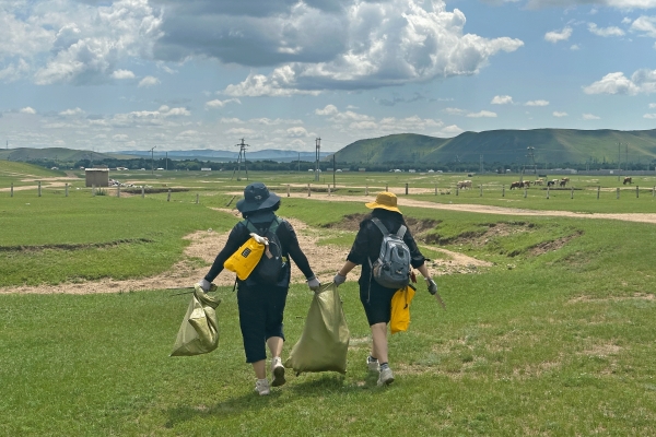 몽골올레 길에서 쓰레기를 주우면서 환경정화 활동을 진행하고 있는 봉사단원들. /사진=사단법인 제주올레