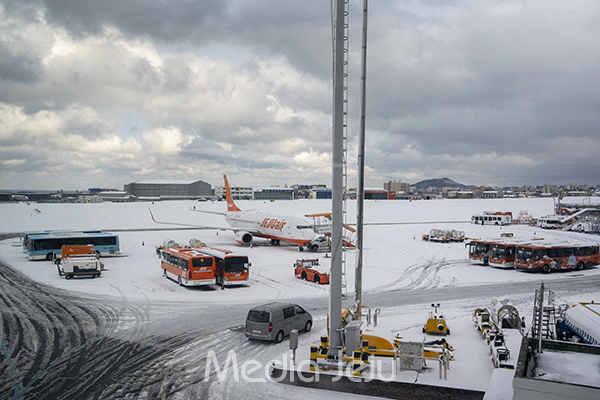 사진은 많은 눈이 내려 제주국제공항이 마비됐던 지난해 12월22일 공항 활주로의 모습. /사진=미디어제주.