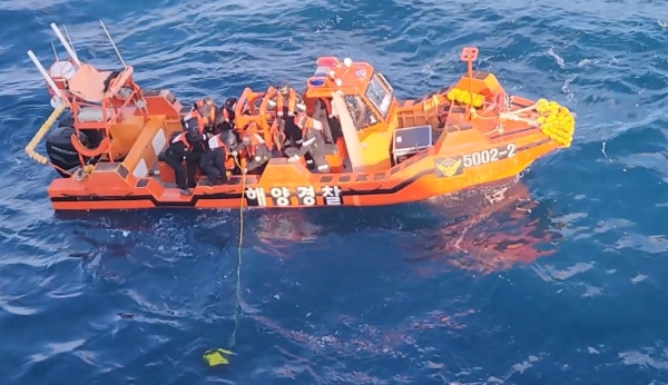 서귀포 어선 침몰 사고 실종자 수색이 나흘째 이어지고 있다. 사진은 수중드론을 투입하는 해경/사진=서귀포해양경찰서