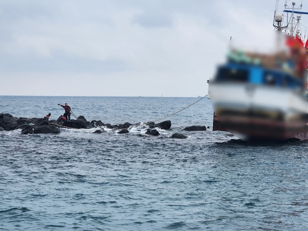 서귀포 성산읍 해역에서 어선이 갯바위에 좌초되는 사고가 발생해 해경이 이초에 나서고 있다/사진=서귀포해양경찰서