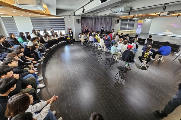 남원초 '꿈빛시네마' 개관식 자리에 학생들이 자리를 차지하고 있다. 미디어제주