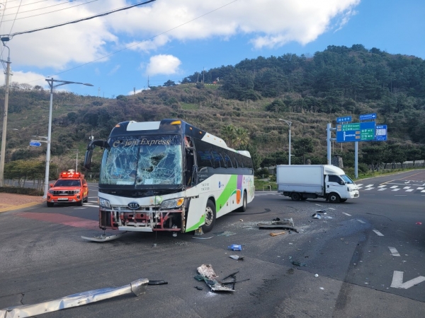 건입동에서 관광버스와 5톤 탑차가 충돌하는 사고가 발생해 2명이 경상을 입었다/사진=제주소방안전본부