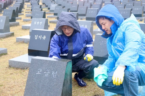 문대림 후보가 24일 4.3평화공원 내 행불인 묘역에서 묘비를 정성껏 닦고 있다.