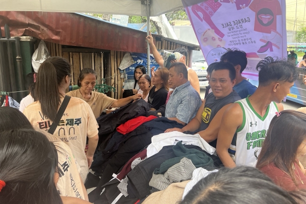 티나는제주 청소년기자들이 제주에서 가져온 헌옷을 필리핀 현지인들에게 값싸게 내놓는 플리마켓을 열기도 했다. 현지 주민들의 매우 높은 관심을 끌었다.