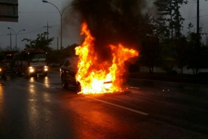 아라동 도로상에서 SUV 승합차량 화재 발생
