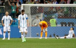 ​[월드컵] ‘동네축구 전락’ 아르헨티나의 굴욕…메시는 그림자였다