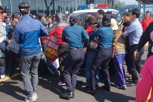 제주 해군기지 반대 시위 충돌…경찰 강정마을 주민 연행