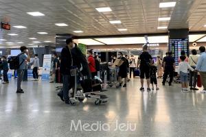 제주공항서 난동··· 승객 밀치고 약도 훔친 30대 ‘현행범 체포’