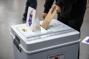 제22대 국회의원선거 사전투표 시작, 첫날부터 이어지는 발길